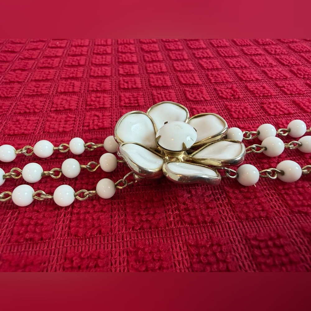 Vintage White Beaded Floral Bracelet Gold Tone Triple Strand Mid Century - Picture 2 of 10